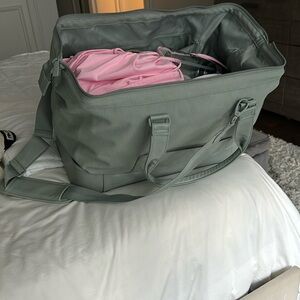 BEIS Weekender bag in green